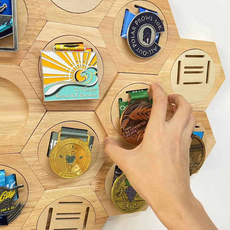 Wooden Medal Display Stand Hex - Aquatic Sports Hat のレビューと価格